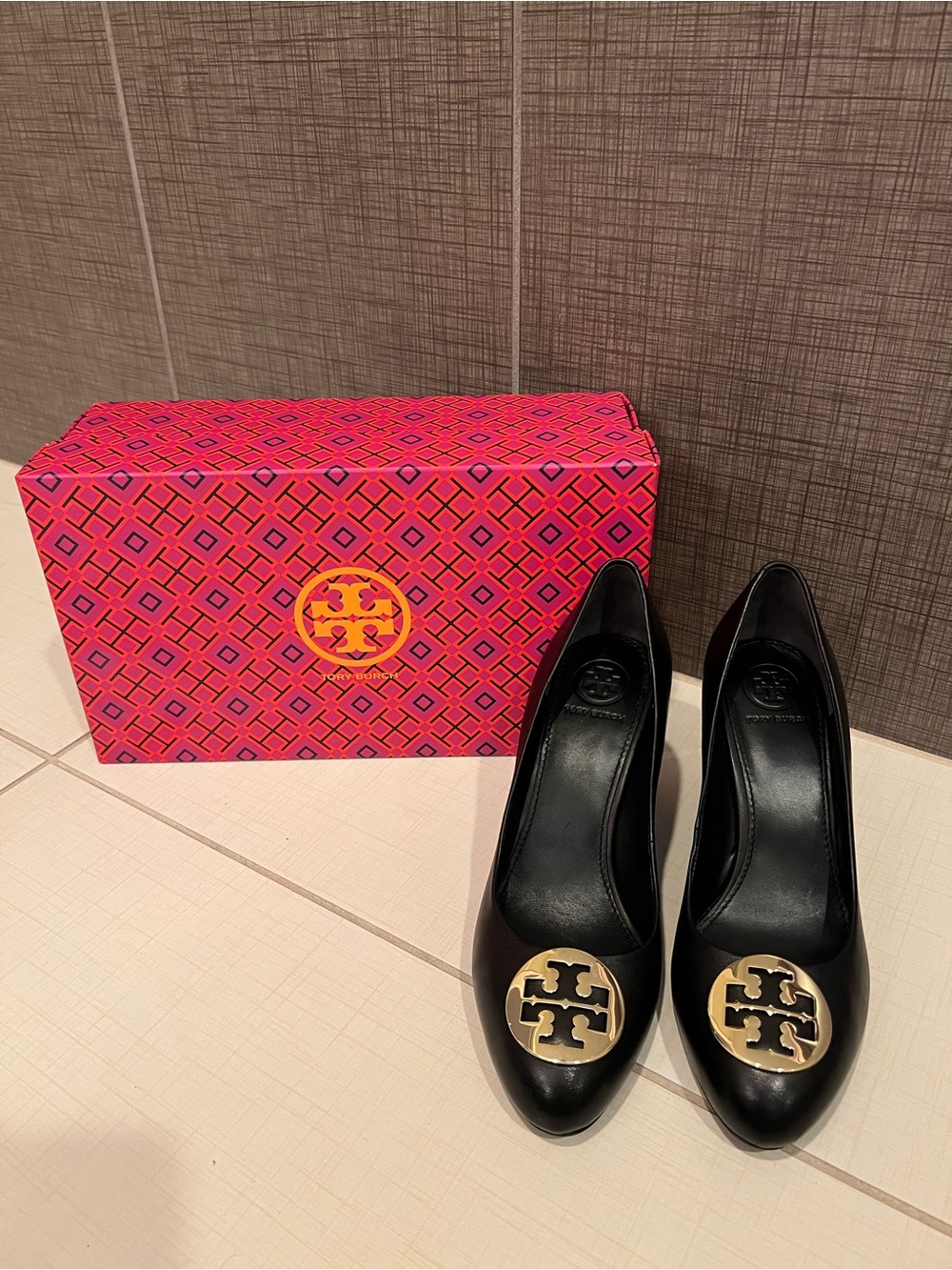Tory Burch Black Leather Pumps with Gold Logo Medallion